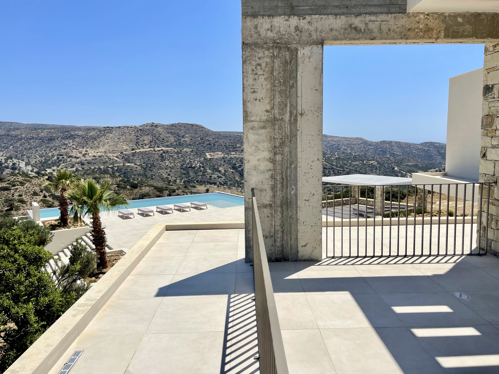 lalahouse-crete-infinitypool-balcony-mountainview