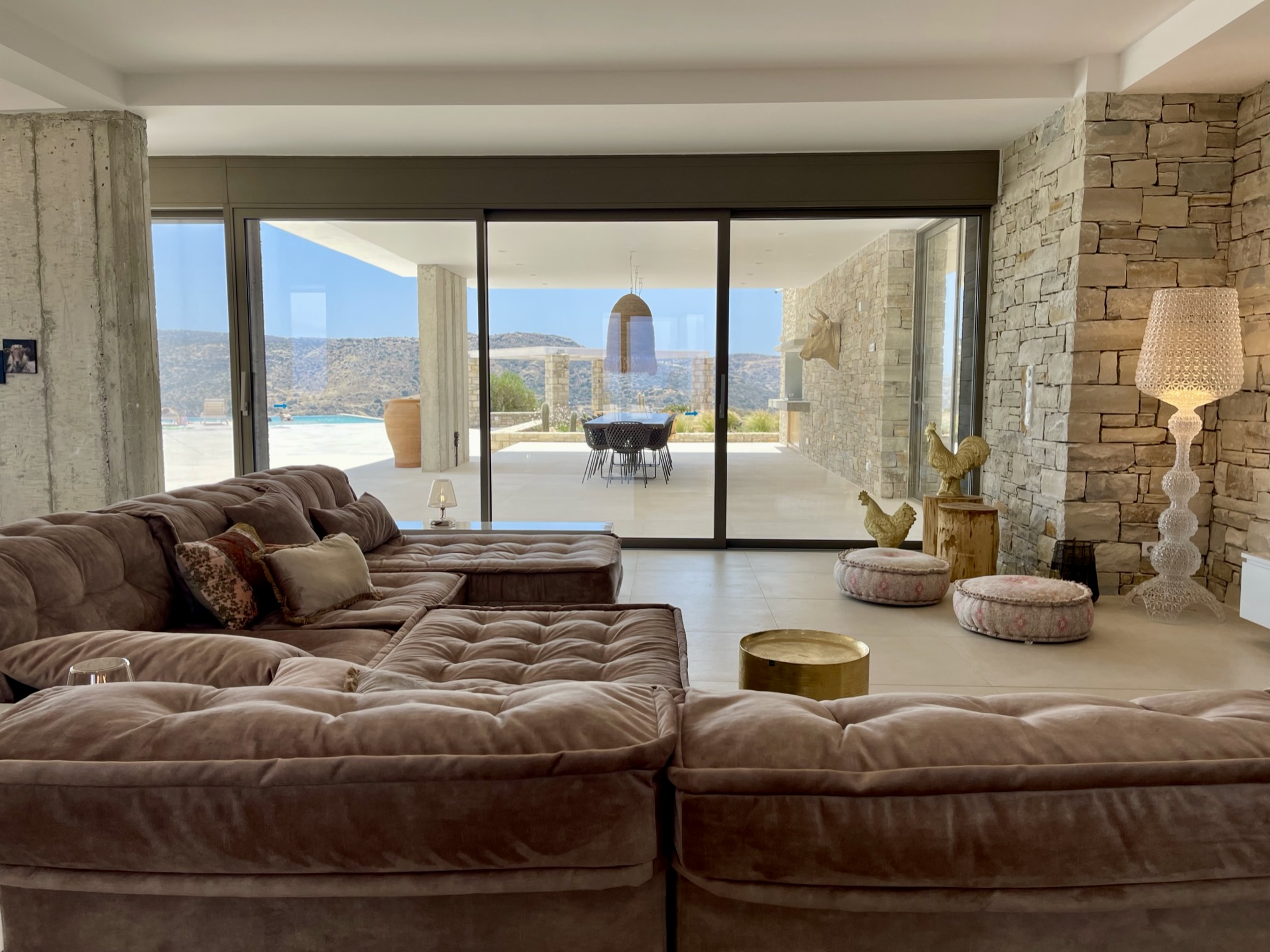 lalahouse-crete-livingroom-wohnzimmer-luxuswohnzimmer-aussicht-luxushaus-panoramawohnzimmer